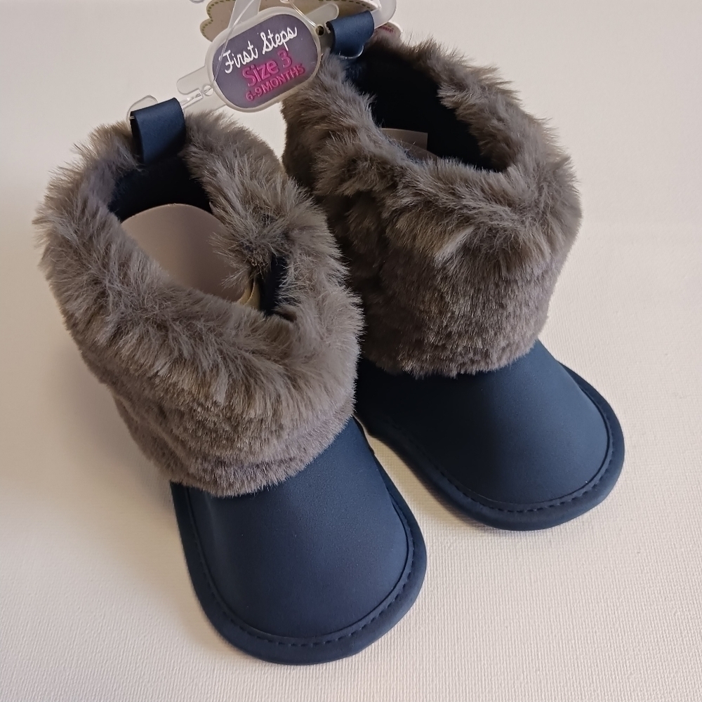 𝅺BABY faux fur boots Size 3 ( 6-9 months)